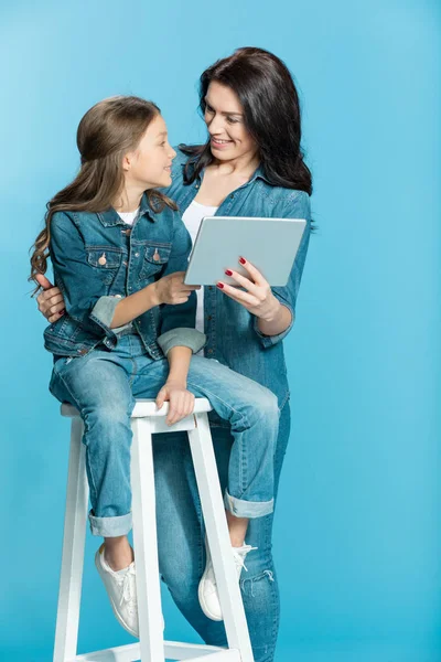 Moeder en dochter met digitale tablet — Stockfoto