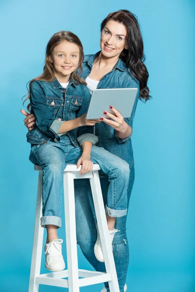 Anya és lánya, digitális tabletta — Stock Fotó