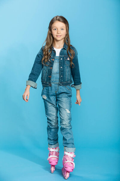 девушка в розовых роликах
