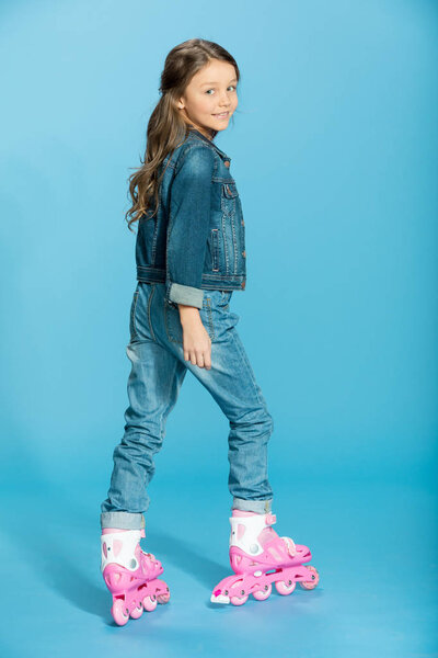 девушка в розовых роликах
