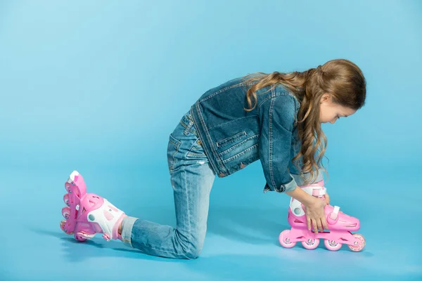 Meisje in roze rolschaatsen — Stockfoto