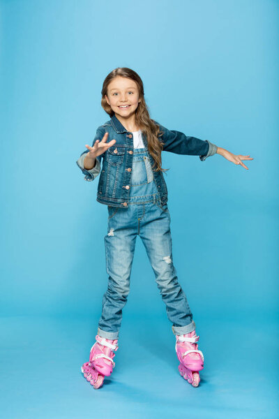 девушка в розовых роликах
