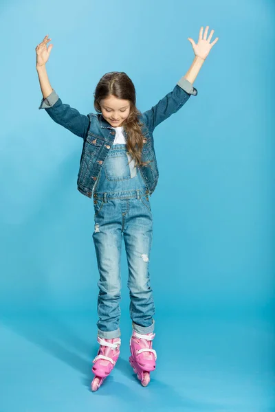 Menina em patins de rolo rosa — Fotografia de Stock