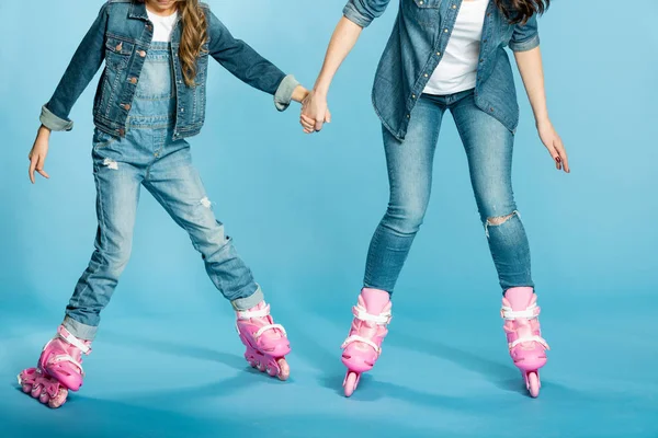 Madre e hija en patines — Foto de Stock