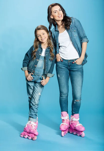 溜冰鞋的母亲和女儿 — 图库照片