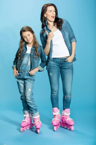 Mutter und Tochter auf Rollschuhen — Stockfoto