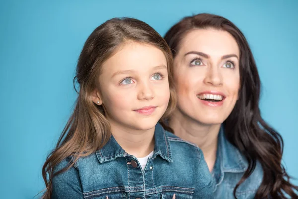 Mutter und Tochter umarmen — Stockfoto