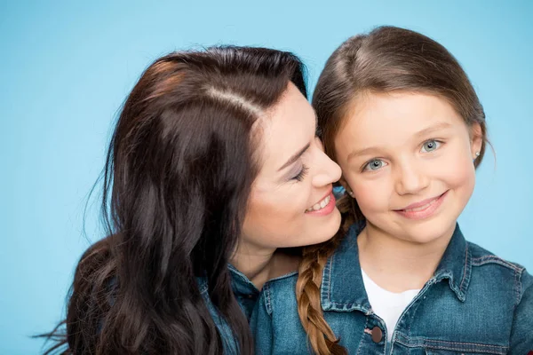 Madre e hija abrazando — Foto de Stock