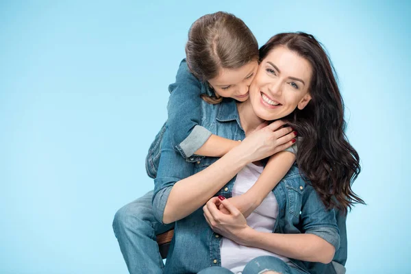 Moeder en dochter knuffelen — Stockfoto