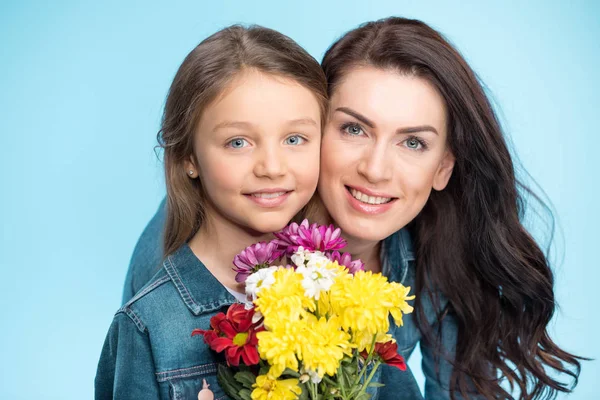 Madre e figlia con fiori in mano — Foto Stock