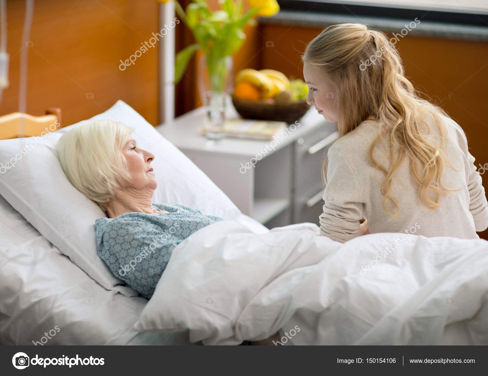 Сын у постели больной матери. Больная женщина. Мама лежачая больная. Мама лежачая больная. У постели больной матери.