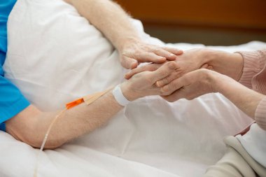 Komuta sizde hastanede karısıyla 