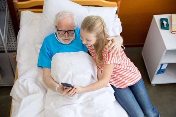 Großvater und Kind mit Smartphone — Stockfoto