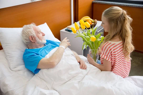 Старший пацієнт з онукою — стокове фото