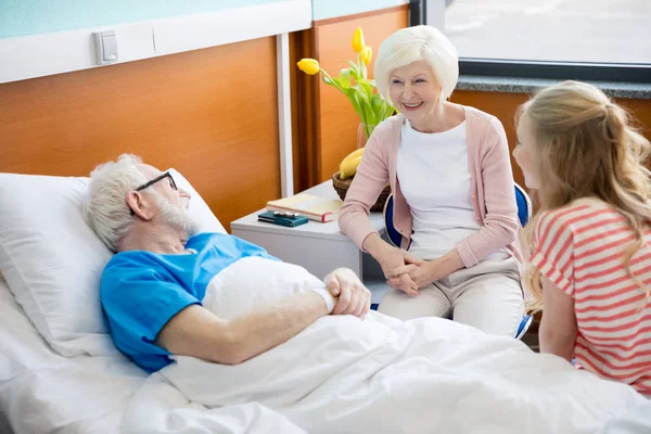 Großmutter und Enkelin besuchen Patientin — Stockfoto