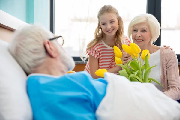 Grandmother and granddaughter visiting patient — Stock Photo, Image