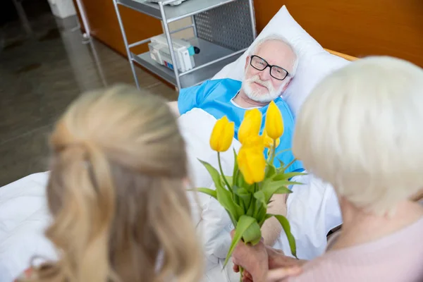 Großmutter und Enkelin besuchen Patientin — Stockfoto