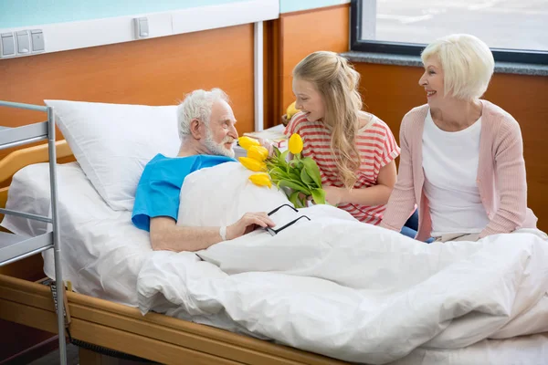 Großmutter und Enkelin besuchen Patientin — Stockfoto