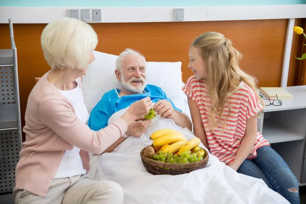 Oma en kleindochter een bezoek aan patiënt — Stockfoto
