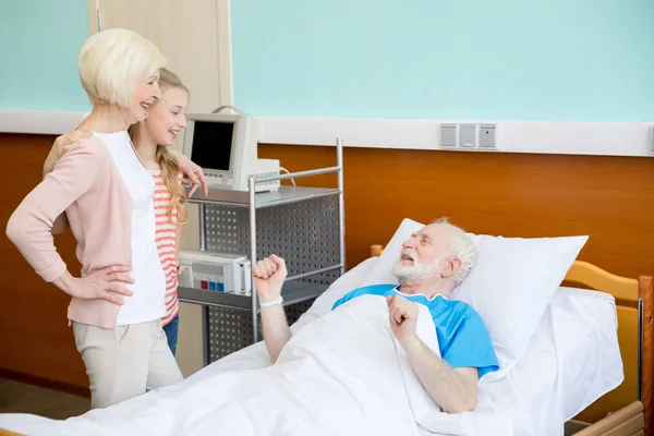 Großmutter und Enkelin besuchen Patientin — kostenloses Stockfoto