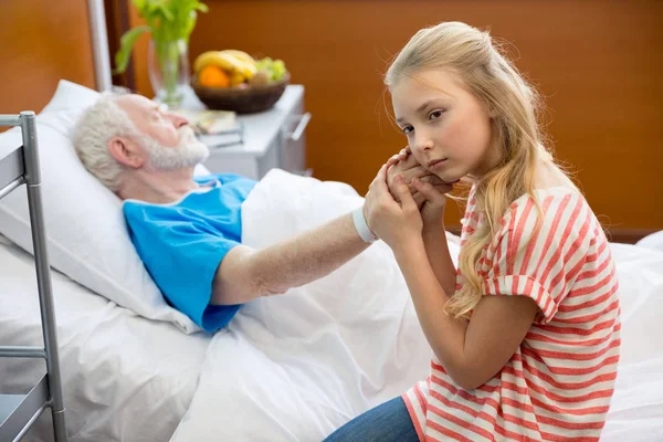 Nagyapja, és a gyermek a kórházban — Stock Fotó