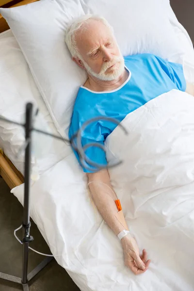 Senior man in hospital bed — Stock Photo, Image