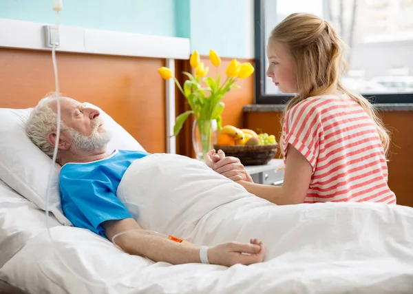 Abuelo e hijo en el hospital —  Fotos de Stock