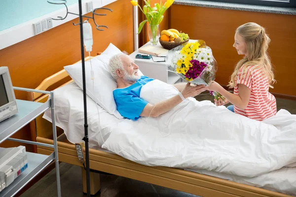 Großvater und Kind im Krankenhaus — Stockfoto