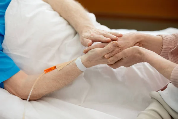 Wife with senior man in hospital — Stock Photo, Image