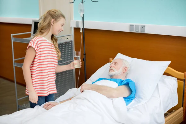 Großvater und Kind im Krankenhaus — kostenloses Stockfoto
