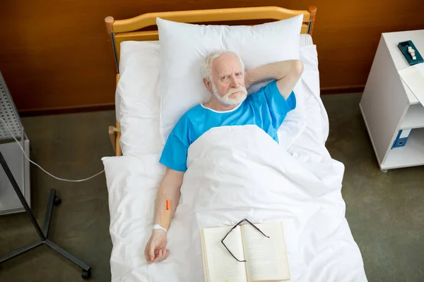 Homme âgé dans un lit d'hôpital — Photo