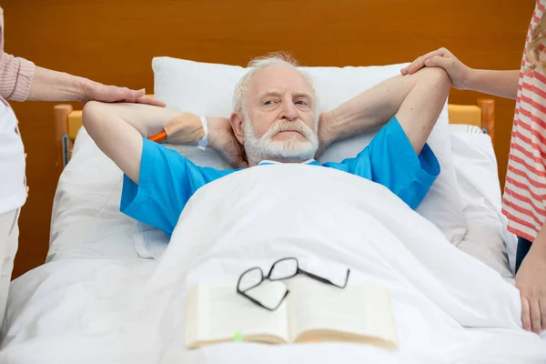 Uomo anziano in letto d'ospedale — Foto Stock