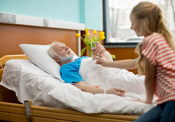 Grandfather and child in hospital — Stock Photo, Image