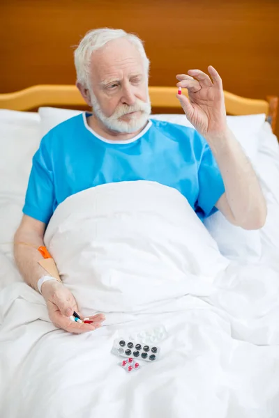 Uomo anziano con pillole — Foto Stock
