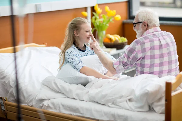 Grootvader en kind in het ziekenhuis — Stockfoto