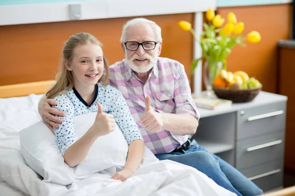 Großvater und Kind im Krankenhaus — Stockfoto