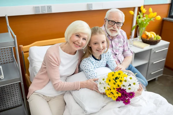 Großeltern mit Kind im Krankenhaus — Stockfoto