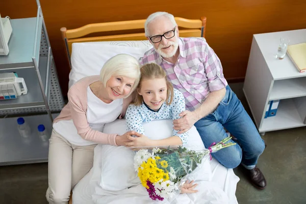 Großeltern mit Kind im Krankenhaus — Stockfoto