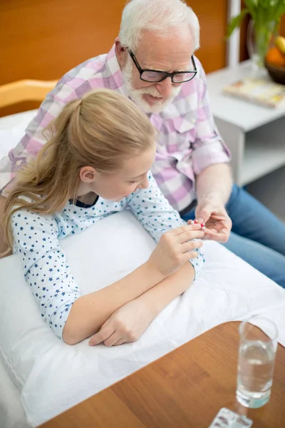 Grand-père et enfant à l'hôpital — Photo gratuite