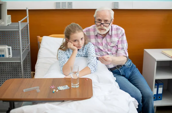 할아버지와 어린이 병원에서 — 스톡 사진