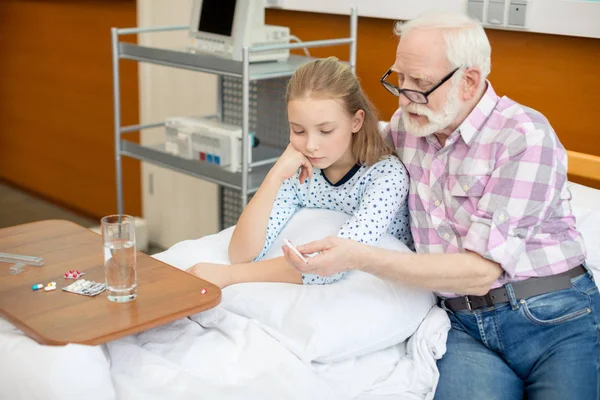 Grandfather and child in hospital — Stock Photo, Image