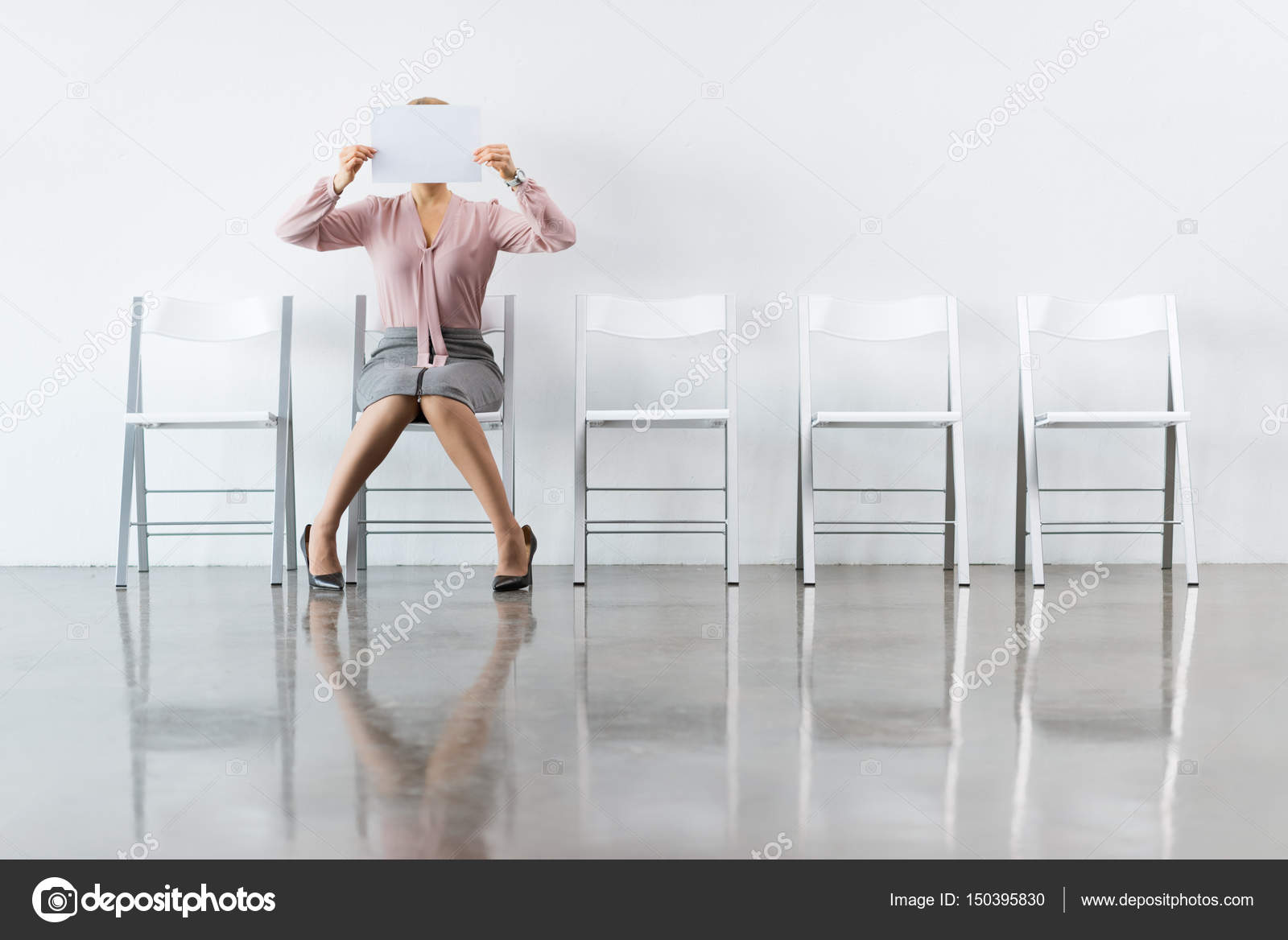 Cara cubierta de empresaria con el papel — Foto de stock