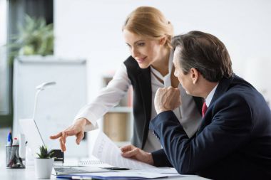 Belgeleri tartışırken iş adamları 