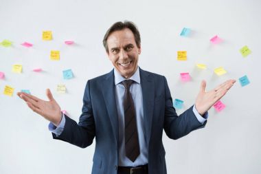 Takım elbiseli şık iş adamı