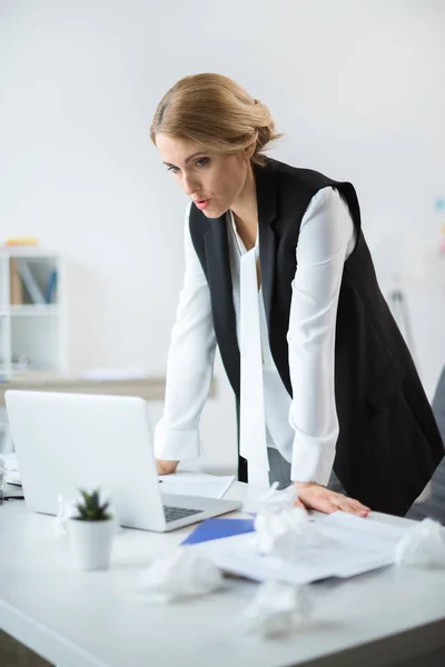 Stressade affärskvinna på arbetsplatsen — Stockfoto