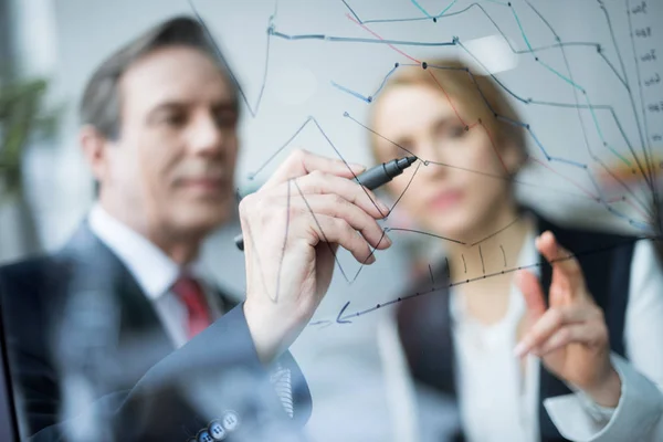 Businesspeople discussing graph — Stock Photo, Image