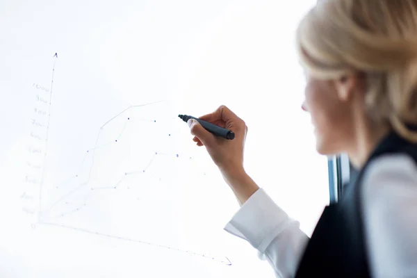 Empresaria escribiendo con pluma — Foto de Stock