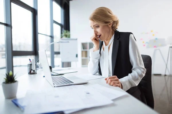 Empresaria bostezante en el lugar de trabajo —  Fotos de Stock