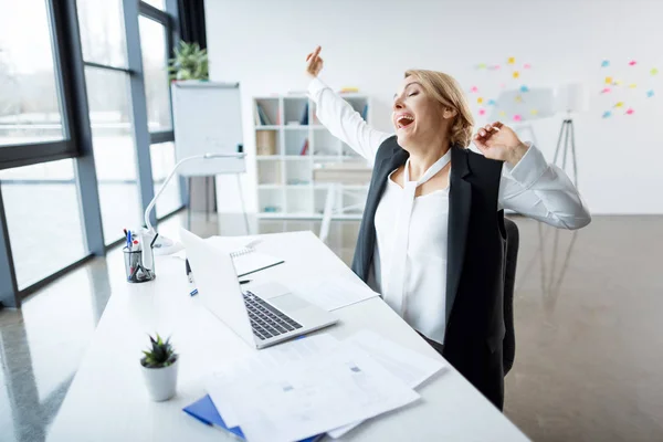 Empresaria bostezante en el lugar de trabajo — Foto de Stock