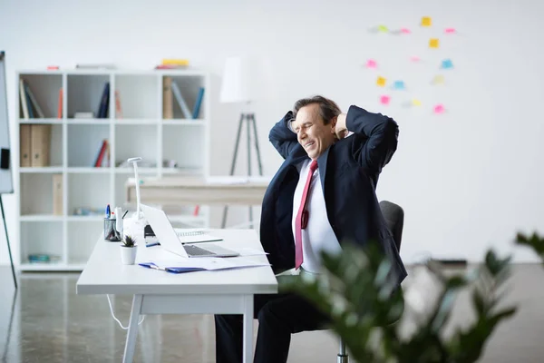 Uomo d'affari maturo sul posto di lavoro — Foto Stock